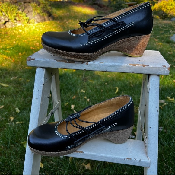 Groundhog Tucson Leather Natural Cork Wedge - Picture 7 of 10